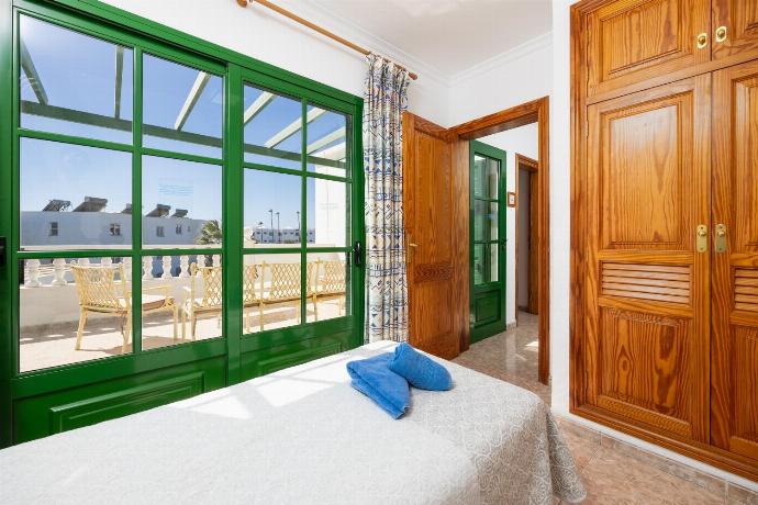 Twin bedroom with A/C . - Villa Alegranza . (Galerie de photos) }}