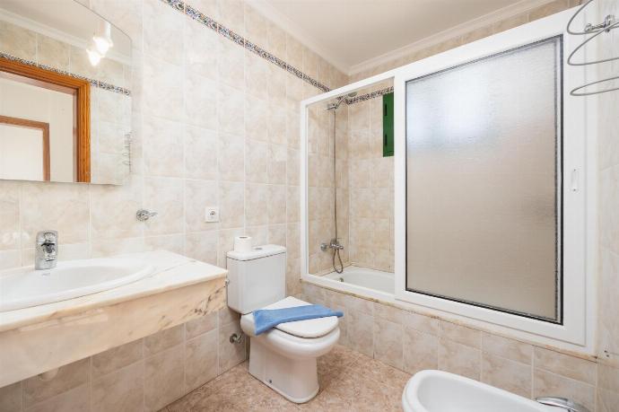 Family bathroom with bath and shower . - Villa Alegranza . (Photo Gallery) }}