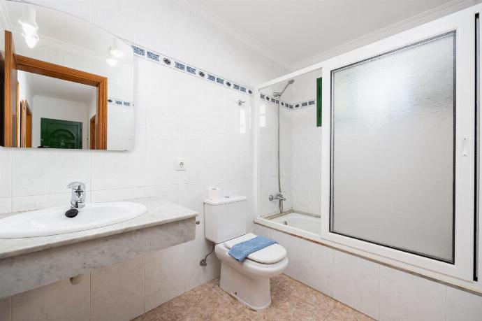 Family bathroom with bath and shower . - Villa Alegranza . (Fotogalerie) }}