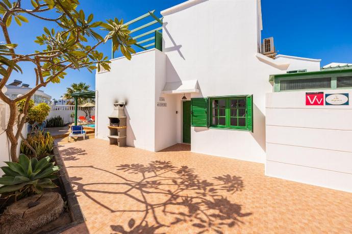 Terrace area with BBQ . - Villa Alegranza . (Fotogalerie) }}