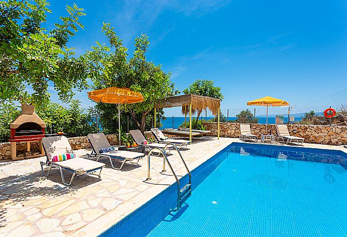 Private pool and terrace with sea views . - Villa Apollo . (Fotogalerie) }}