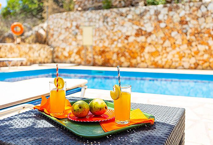 Sunbeds side table  . - Villa Apollo . (Fotogalerie) }}