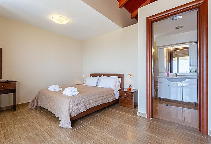 Double bedroom with en suite bathroom and balcony access . - Villa Apollo . (Fotogalerie) }}