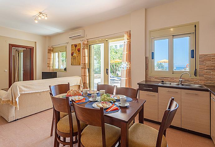 Open-plan living room with dining area, equipped kitchen, terrace access, WiFi Internet, Satellite TV, and DVD player  . - Villa Apollo . (Fotogalerie) }}