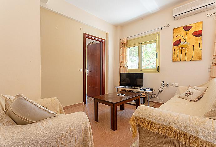 Open-plan living room with dining area, equipped kitchen, terrace access, WiFi Internet, Satellite TV, and DVD player  . - Villa Apollo . (Fotogalerie) }}