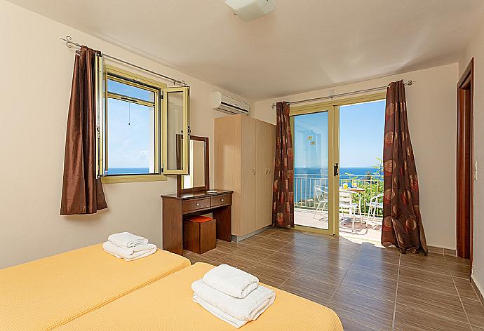 Twin bedroom with en suite bathroom and balcony access . - Villa Apollo . (Fotogalerie) }}
