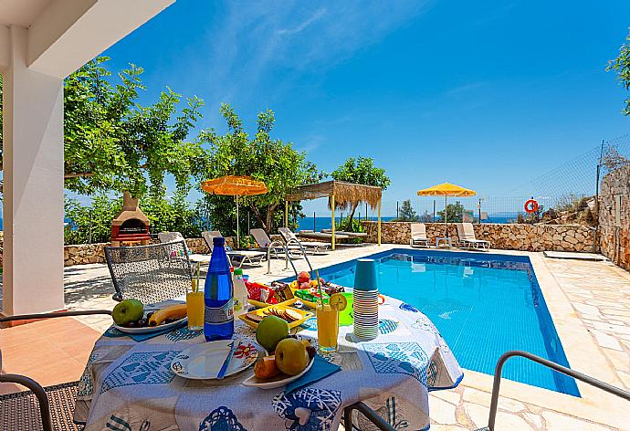 Outdoor dining area . - Villa Apollo . (Fotogalerie) }}