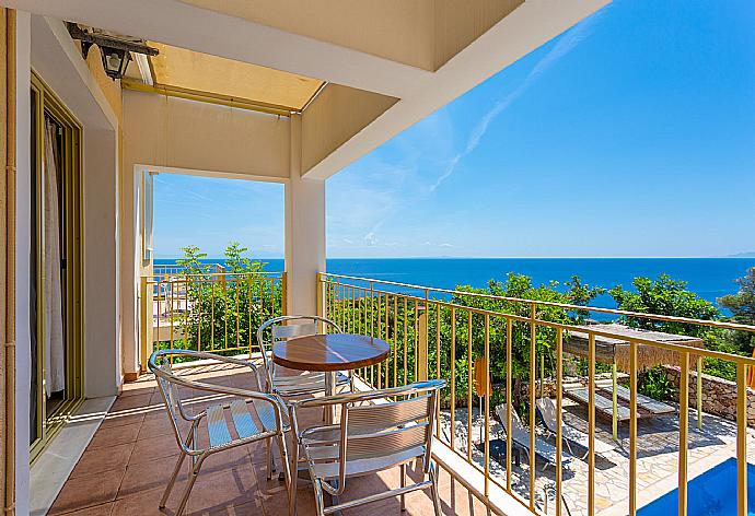 Balcony with sea views . - Villa Apollo . (Fotogalerie) }}