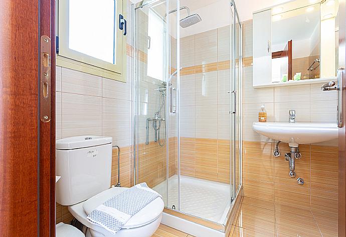 En suite bathroom with overhead shower . - Villa Apollo . (Fotogalerie) }}