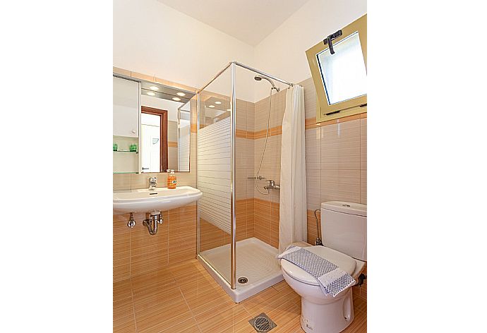 Family bathroom with overhead shower . - Villa Apollo . (Fotogalerie) }}