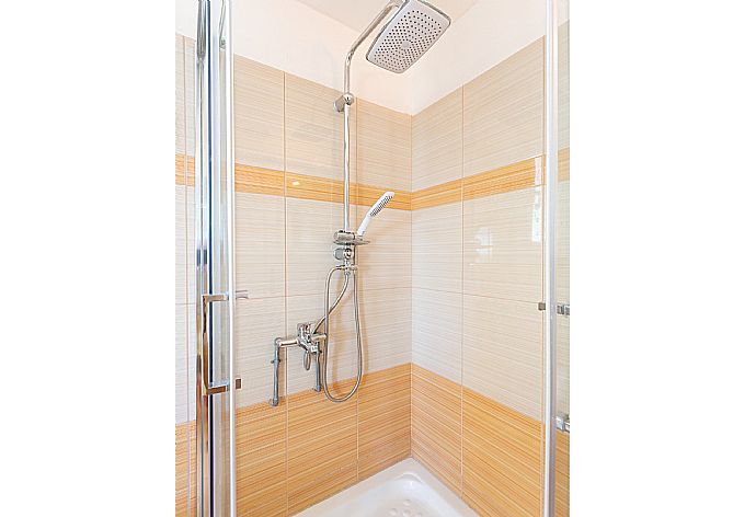 Overhead shower . - Villa Apollo . (Fotogalerie) }}