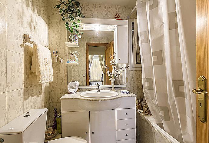 Bathroom with bath . - Villa Pastora . (Galerie de photos) }}