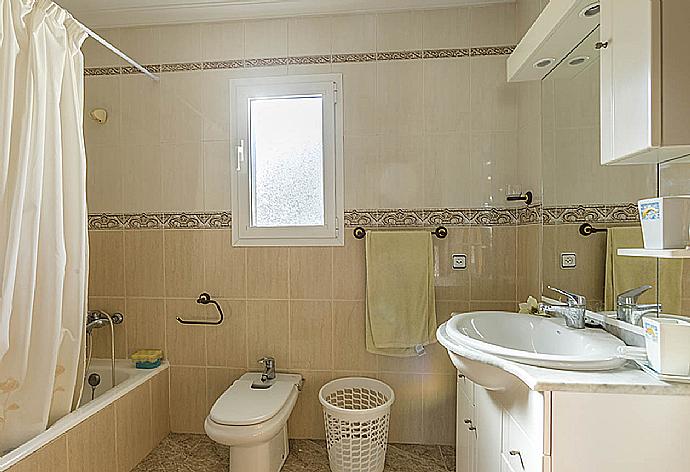 Bathroom with bath and shower . - Villa Pastora . (Galerie de photos) }}