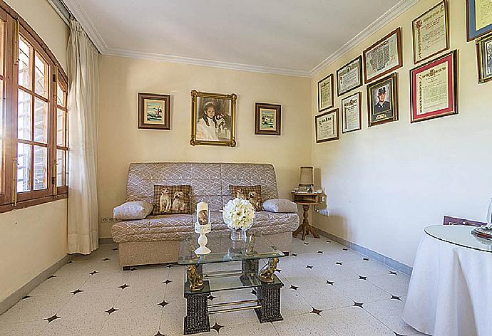 Living room with sofas, dining area, ornamental fireplace, A/C, WiFi internet, satellite TV, DVD player, and terrace access . - Villa Pastora . (Fotogalerie) }}