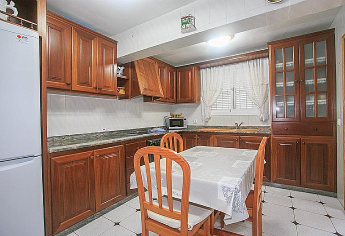 Equipped kitchen and dining area . - Villa Pastora . (Galerie de photos) }}