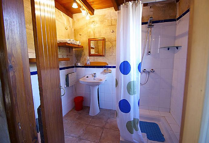 Bathroom with shower . - Villa Tres Pinos . (Photo Gallery) }}