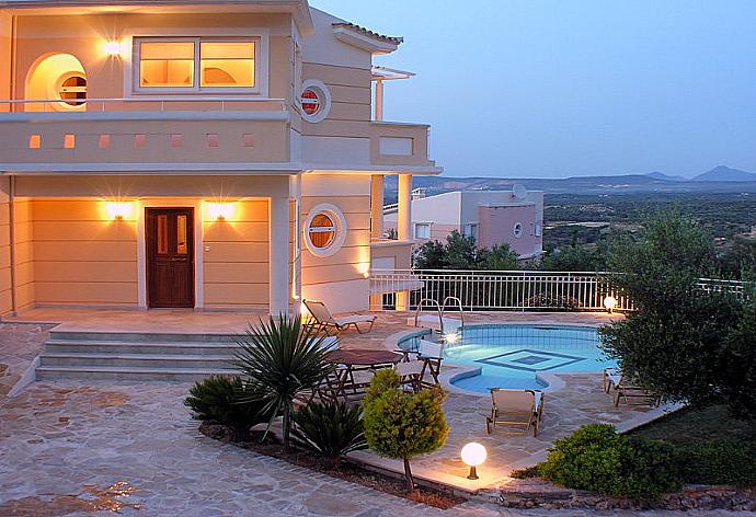 Private pool with terrace . - Villa Asimenia . (Galerie de photos) }}