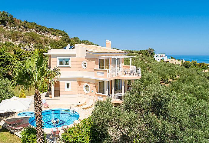 Beautiful villa with private pool and terrace . - Villa Asimenia . (Galerie de photos) }}