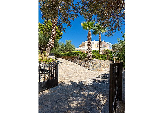 Driveway to Villa Asimenia . - Villa Asimenia . (Photo Gallery) }}