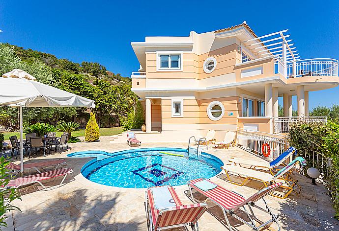 ,Beautiful villa with private pool and terrace . - Villa Asimenia . (Галерея фотографий) }}