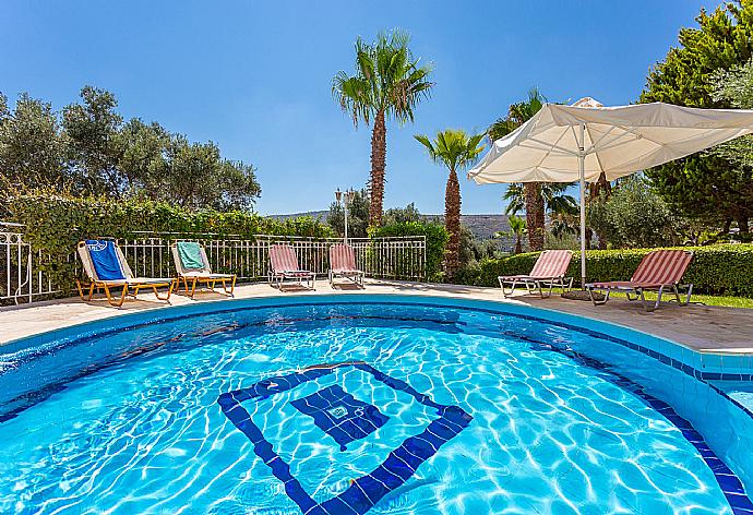 Private pool and terrace . - Villa Asimenia . (Галерея фотографий) }}