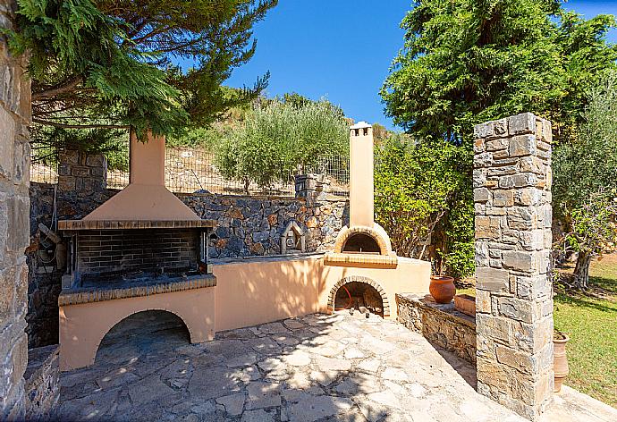 BBQ area with wood fired oven . - Villa Asimenia . (Photo Gallery) }}