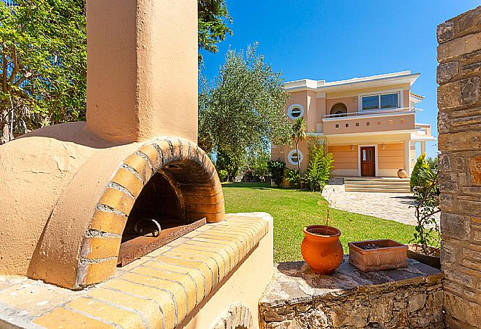 Terrace area with BBQ and wood fired oven . - Villa Asimenia . (Galería de imágenes) }}