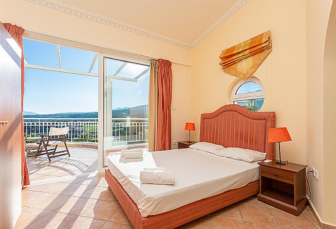 Double bedroom with en suite bathroom, A/C, and balcony access  . - Villa Asimenia . (Galleria fotografica) }}