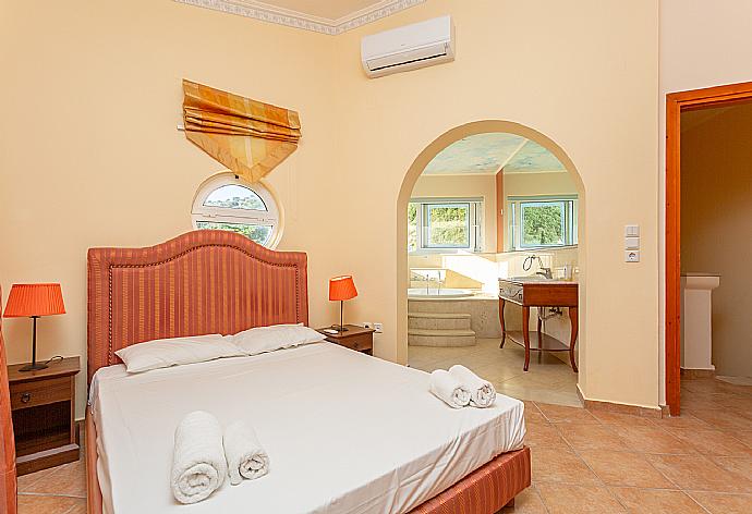 Double bedroom with en suite bathroom, A/C, and balcony access  . - Villa Asimenia . (Galleria fotografica) }}