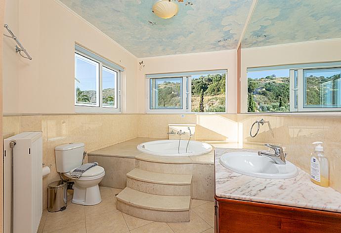 En suite bathroom with bath and shower . - Villa Asimenia . (Galleria fotografica) }}