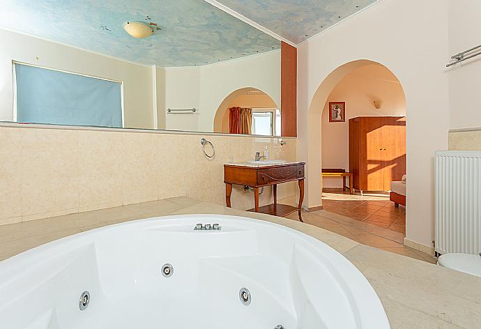 En suite bathroom with bath and shower . - Villa Asimenia . (Galería de imágenes) }}