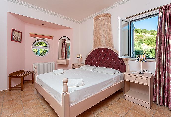 Double bedroom with en suite bathroom, A/C, and balcony access . - Villa Asimenia . (Galleria fotografica) }}