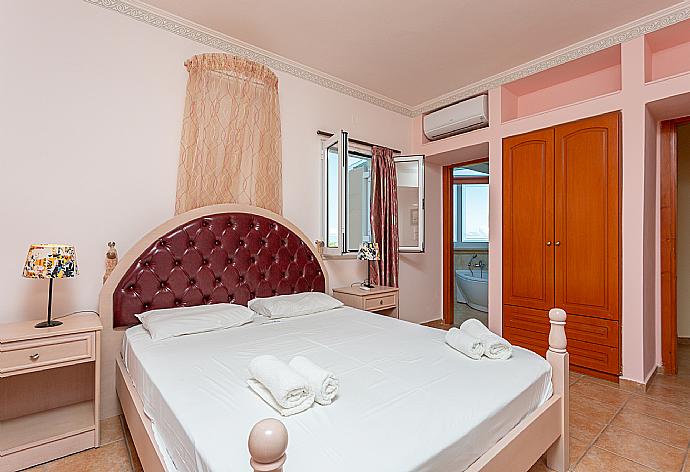 Double bedroom with en suite bathroom, A/C, and balcony access . - Villa Asimenia . (Fotogalerie) }}