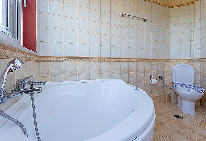 En suite bathroom with bath and shower . - Villa Asimenia . (Galerie de photos) }}