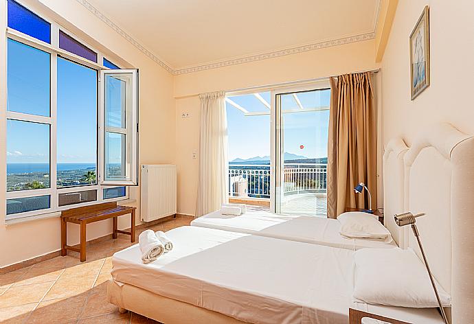 Twin bedroom with en suite bathroom, A/C, and balcony access . - Villa Asimenia . (Galería de imágenes) }}