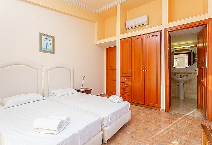 Twin bedroom with en suite bathroom, A/C, and balcony access . - Villa Asimenia . (Galleria fotografica) }}