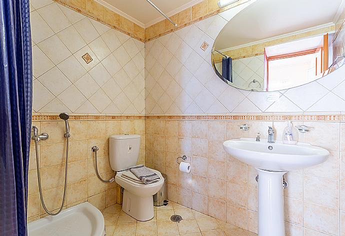 En suite bathroom with shower . - Villa Asimenia . (Galería de imágenes) }}