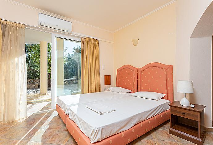 Twin bedroom with A/C . - Villa Asimenia . (Galería de imágenes) }}