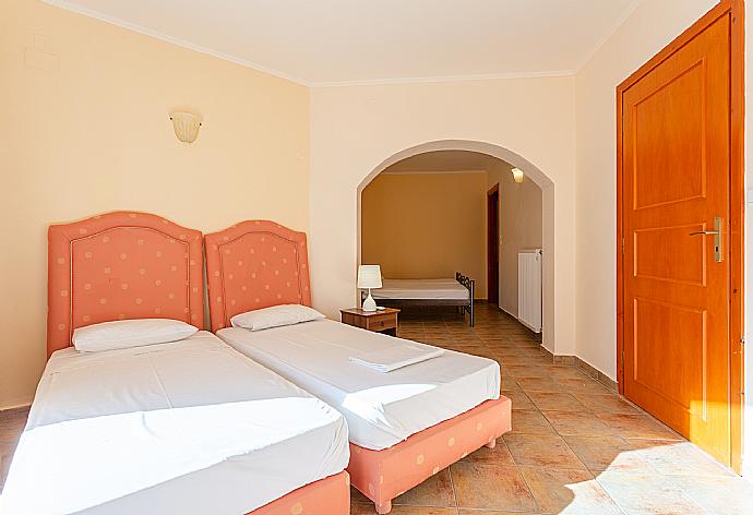 Twin bedroom with A/C . - Villa Asimenia . (Galería de imágenes) }}