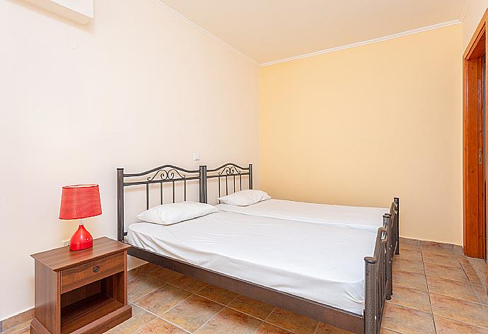 Twin bedroom with en suite bathroom and A/C . - Villa Asimenia . (Galerie de photos) }}