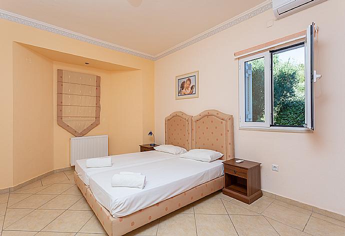 Twin bedroom with A/C . - Villa Asimenia . (Photo Gallery) }}