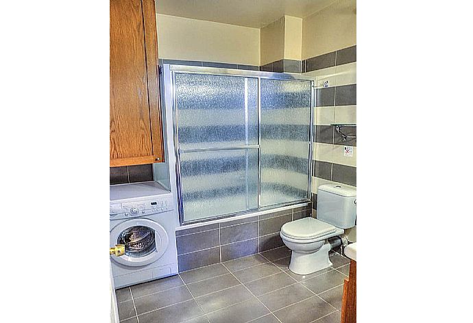 Bathroom with bath and overhead shower . - Villa Fengari . (Photo Gallery) }}