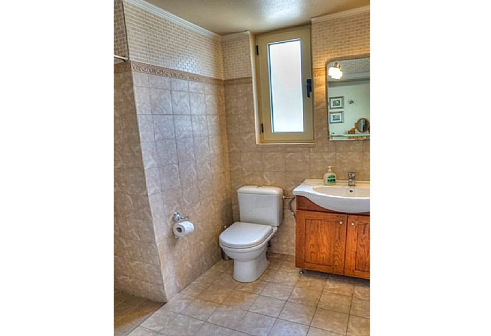 Bathroom with shower . - Villa Fengari . (Photo Gallery) }}