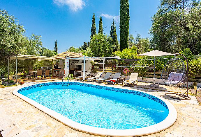 Private pool, terrace, and garden . - Villa Mavrikia . (Галерея фотографий) }}