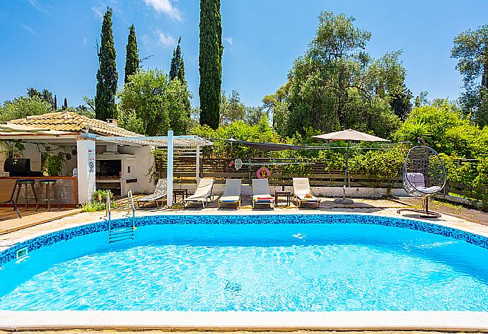 Private pool, terrace, and garden . - Villa Mavrikia . (Galerie de photos) }}