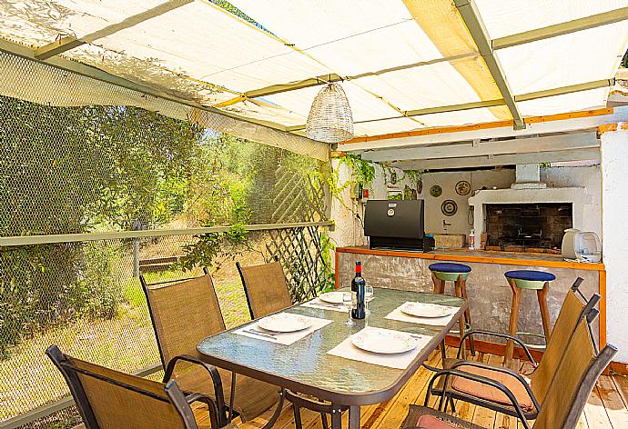 Sheltered terrace area with BBQ . - Villa Mavrikia . (Photo Gallery) }}