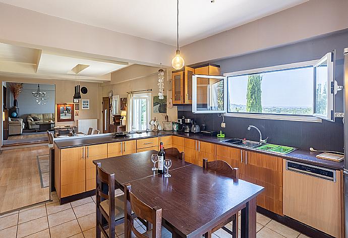 Equipped kitchen . - Villa Mavrikia . (Galerie de photos) }}