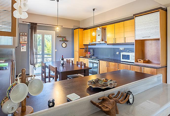 Equipped kitchen . - Villa Mavrikia . (Fotogalerie) }}