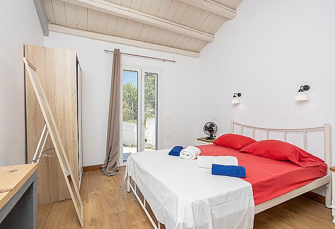 Double bedroom with en suite bathroom, A/C, and terrace access . - Villa Mavrikia . (Fotogalerie) }}