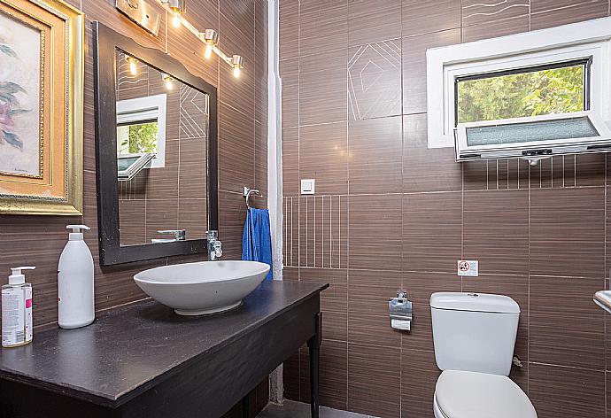 En suite bathroom with bath and shower . - Villa Mavrikia . (Galleria fotografica) }}